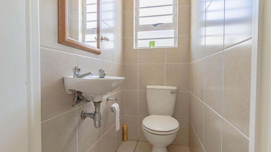 To Let 5 Bedroom Property for Rent in Myburgh Park Western Cape